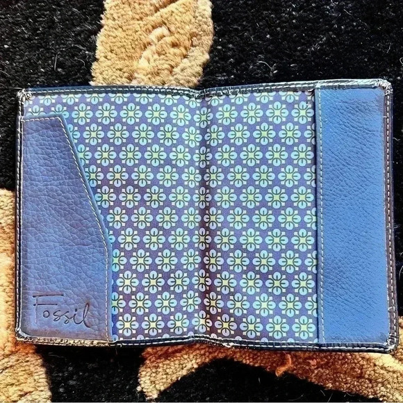 Fossil Passport Cover Protector - Picture 6 of 11